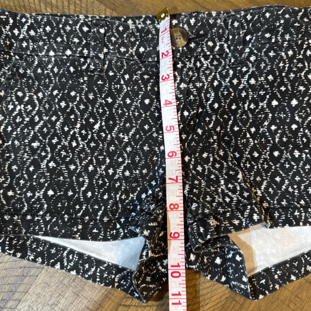 American Eagle Wome's Black and White Patterned Shorts - Picture 12 of 14